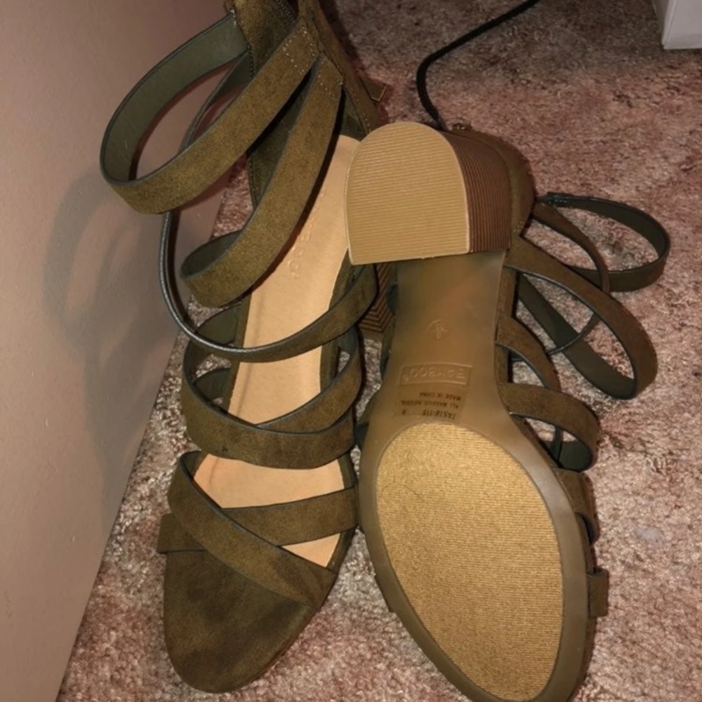 Sandals with heel